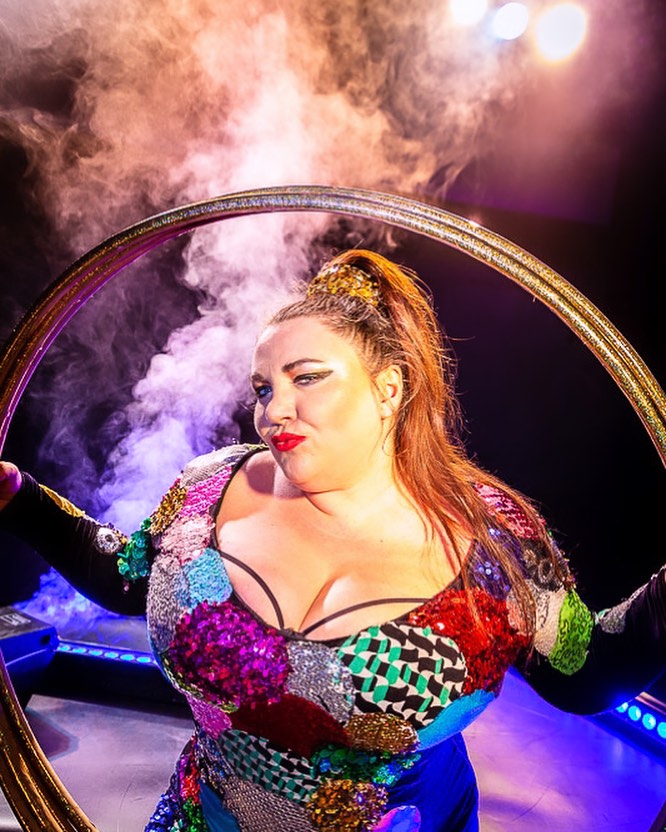 cheyosbri's tweet photo. HOOP ACT
*
*
*
#künstlerportrait #akrobat #theatre #theater #onstage #hamburg #hamburgmeineperle❤️ @viktoria_lapidus #künstlerin #theaterwelt #star #portrait #portraitphotography #photogram #artlover #fotografie #hoop #hoopart #hullahoop https://t.co/uPh0rrE0NU