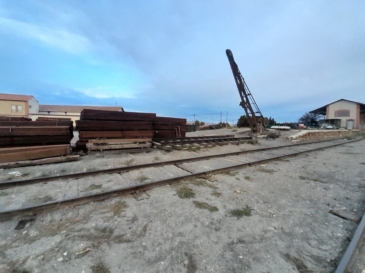 VueltadelTrenBz's tweet photo. No es de recibo que el Gobierno se gaste un dineral en Alta Velocidad #AVE, mientras abandona al tren convencional y a las comarcas vaciadas. #BastaYa (Estación de Guadix)
El tren PUEDE y DEBE volver
31/12/1984-28/9/2026 #15247díassintren #Guadix #Baza #Almanzora #Lorca https://t.co/akEmitrOmZ