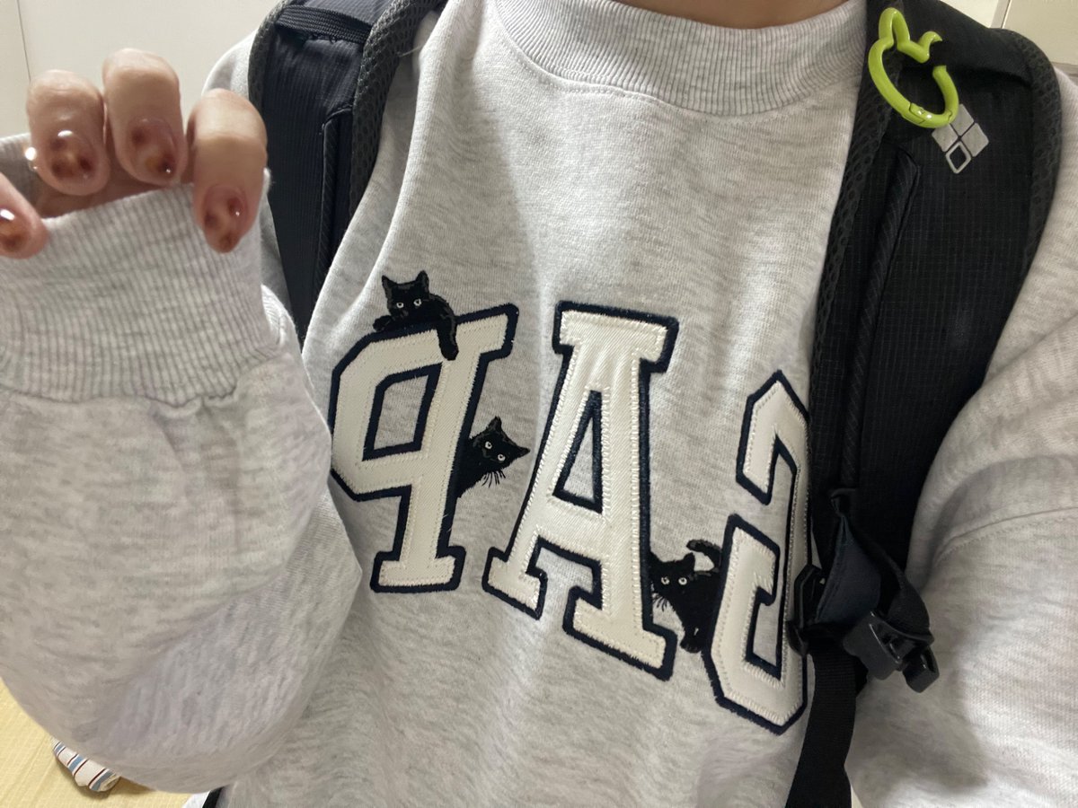 haningyy's tweet photo. 저생일선물로받은 고양이갭맨투맨보실분
이거입고싶어서 빨리추워지라고 존나빌었음 https://t.co/2bfjIz10vk