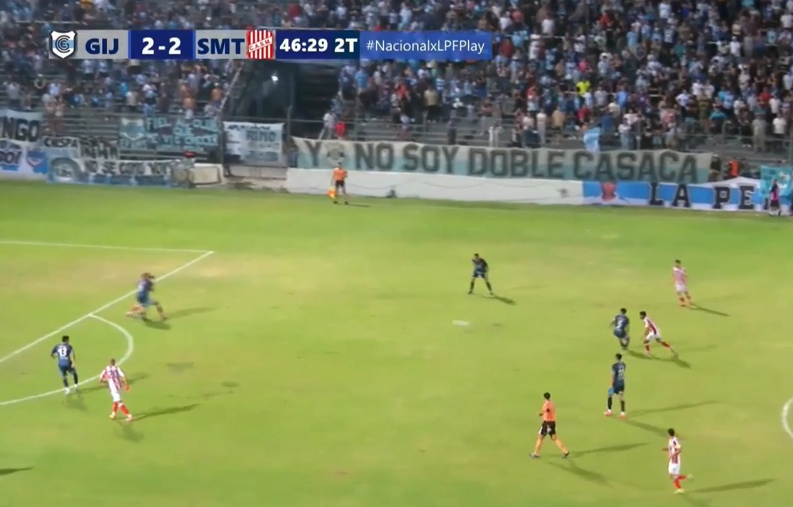 DiegoLazOk's tweet photo. @NaiSafen ahi es off side, al principio de la jugada, por el delay de bandera el linea la levanta despues. No hay robo ni nada, se aplicó el reglamento https://t.co/xjwNvP5U4M