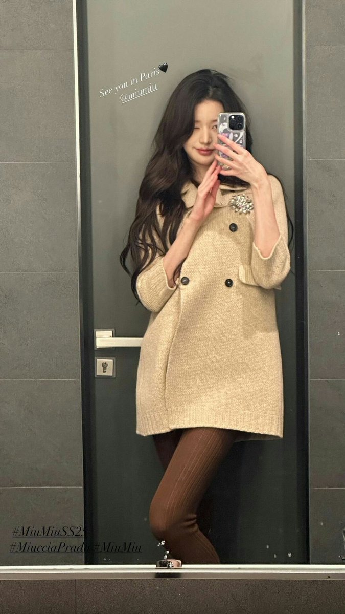 jangvisual's tweet photo. i love her ‘See u in paris’ mirror selcas https://t.co/ieKh7VvIjy