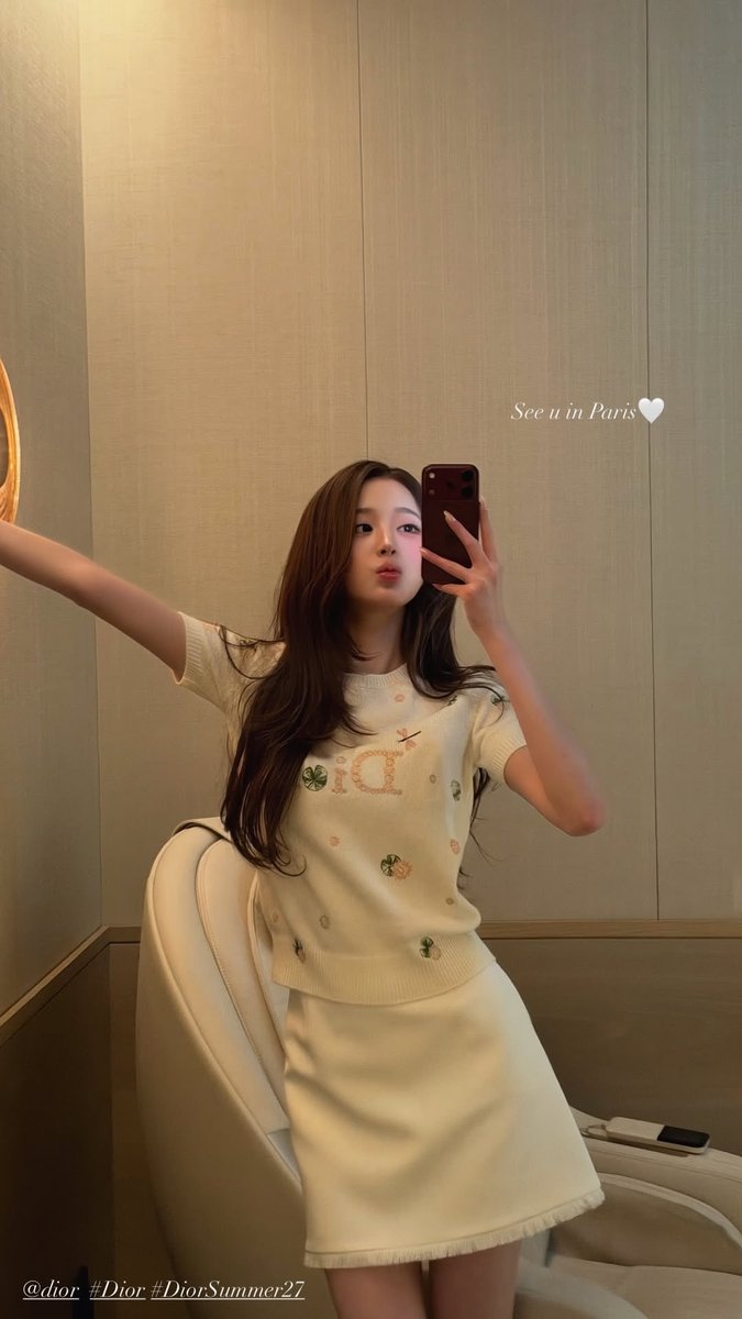 jangvisual's tweet photo. i love her ‘See u in paris’ mirror selcas https://t.co/ieKh7VvIjy