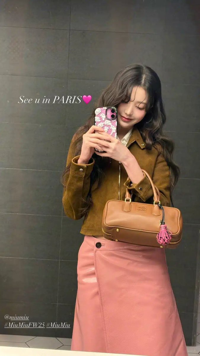 jangvisual's tweet photo. i love her ‘See u in paris’ mirror selcas https://t.co/ieKh7VvIjy