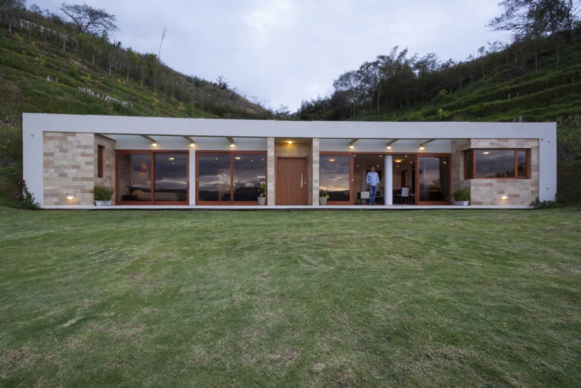 samiefrank's tweet photo. House build to blend in with nature and the landscape.

By AR+C Arquitetura
Ecuador https://t.co/549RNDscK1