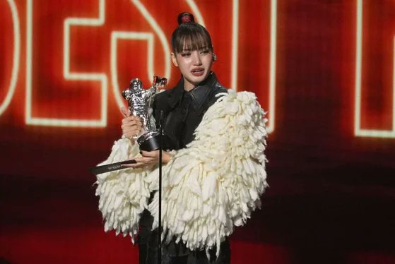 NetizenSpill's tweet photo. "Khop khun khap," Crying Lisa Wins 'Best Pop' at MTV VMAs… First Asian Artist in History to Break the Record (Summary)

1. [+129;-8] Isn't that a bit of a stretch?
2. [+86;-11] Why the hell do they keep posting news about Tom Yum Goong every single day?!
3. [+86;-6] Not really that good,,ㅋㅡ.ㅡ^
4. [+24] It's not really worth winning an award for, so why did they give it to her?
5. [+20;-3] Honestly, I really can't stand this person
6. [+17] Looks like she messed with her nose again, looks weird
7. [+15] Stop uploading articles about foreigners already

cr: Nate

#lisa #blackpink