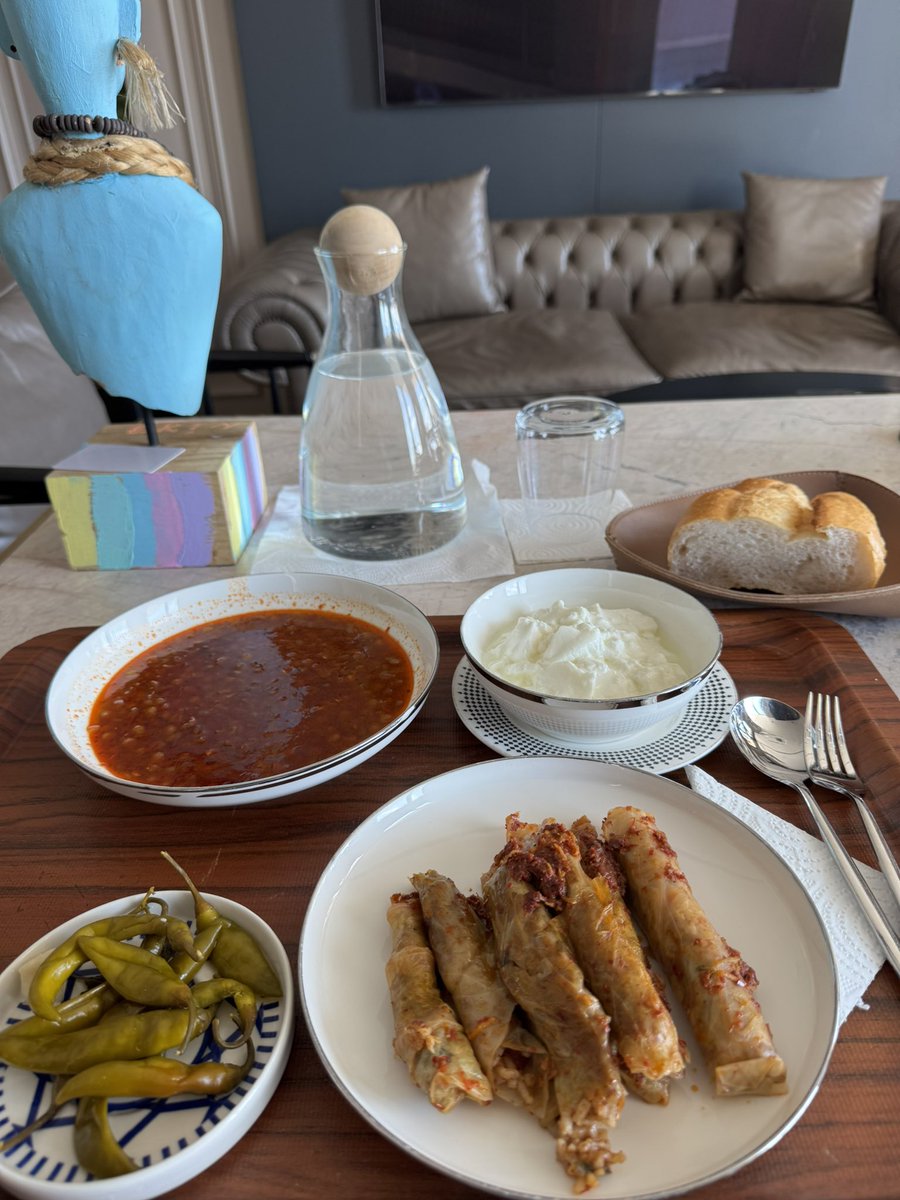 insaatuzmani's tweet photo. Bugünün ofis karavanasında mercimek yemeği ve lahana sarması var. Mercimeği biz çok severiz, üzerine nar ekşisini döküp bayıla bayıla yeriz. Ama bugün asıl olay lahana sarması. Abla öyle güzel yapıyor ki daha iyisini hiçbir yerde yemedim, yiyeceğimi de düşünmüyorum. Hele bu sefer yaptığı inanılmaz güzel olmuş. Sizin için hemen tarifini istedim. Ablanın enfes lahana sarması tarifini alta bırakıyorum. Yapanlara şimdiden afiyet olsun. Mükemmel bir şey. 🤣

Ablanın Lahana Sarması

Malzemeler:
1 adet küçük boy lahana
1 su bardağı pirinç
1 su bardağı bulgur
1 baş soğan
1 baş sarımsak
Yarım bağ maydanoz
Yarım bağ taze nane
4 adet domates
2 su bardağı zeytinyağı
1,5 yemek kaşığı gerçek nar ekşisi
1 adet limon
1 çay kaşığı kırmızı toz biber
1 çay kaşığı karabiber
1 çay kaşığı kimyon
1 tatlı kaşığı sumak
Tuz

Üzerinin sosu için:
1 su bardağı zeytinyağı
Biber salçası
Biraz pul biber
1 çay kaşığı karabiber
1 çay kaşığı kimyon
2 diş sarımsak

Lahana yapraklarını kaynar suya batırıp çıkarın. Tamamen pişirmiyoruz, sadece rahat sarılabilecek kadar yumuşaması yeterli.

İç harcı için pirinç ve bulgur çiğden kullanılacak. Soğanı, sarımsağı, maydanozu ve naneyi ince ince doğrayın. Domatesleri rendeleyin. Hepsini pirinç ve bulgurla birleştirin. 1 su bardağı zeytinyağı, 1,5 yemek kaşığı nar ekşisi, limon suyu ve baharatları ekleyip güzelce karıştırın.

Burada önemli bir nokta var. Nar ekşisi diye satılan nar ekşili soslardan kullanmayın, gerçek nar ekşisi kullanın. Benim görüşüm çakma soslar tadını bozuyor.

Hazırladığınız harcı lahana yapraklarına koyup çok sıkmadan sarın ve tencereye dizin. Üzerine 1 su bardağı su ekleyip ocağa alın.

Kalan 1 su bardağı zeytinyağını tavaya alın. Biber salçası, biraz pul biber, karabiber, kimyon ve 2 diş sarımsağı ekleyip kısa süre soteleyin. Sarmalar kaynamaya başladıktan sonra hazırladığınız bu sosu üzerine gezdirin.

Kısık ateşte 40–45 dakika pişirin. Sonlara doğru diriliğine bakın. Hala biraz diriyse ve suyunu çekmişse yarım su bardağı kadar sıcak su daha ilave edebilirsiniz.

Suyu baştan fazla koymayın, lahanayı da kaynar suda fazla bekletip öldürmeyin. Mükemmel bir tarif , yapana şimdiden afiyet olsun. Yapan olursa geri dönüş yaparsa sevinirim.