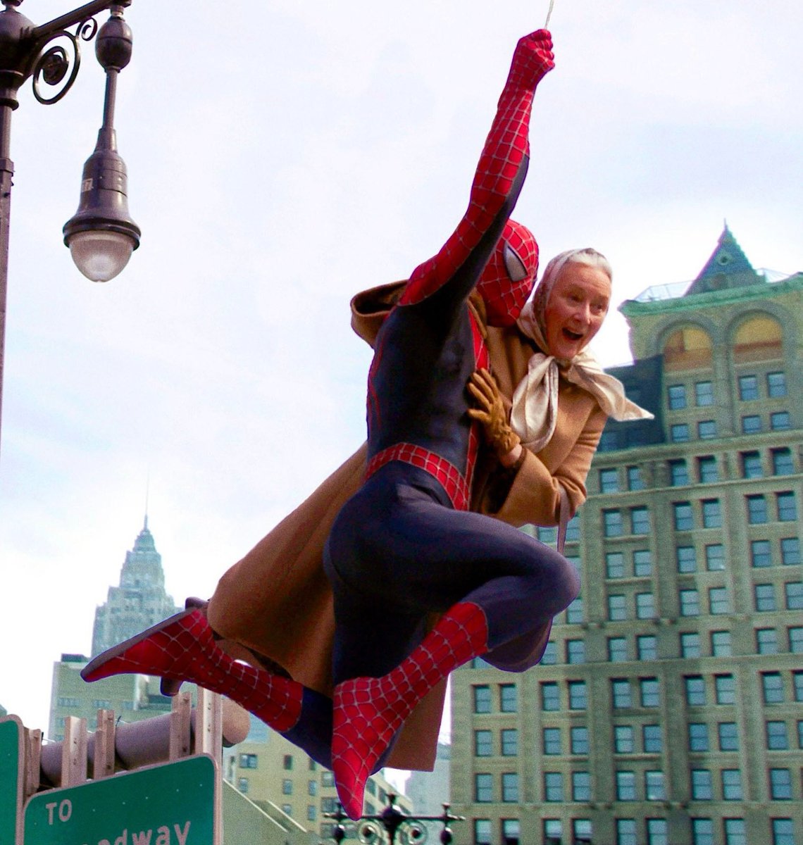 poptime's tweet photo. Rosemary Harris, conhecida por interpretar a Tia May na trilogia 'Homem-Aranha' estrelada por Tobey Maguire, foi vista comemorando seu aniversário de 99 anos. 💖 https://t.co/Di2q7TuQJF