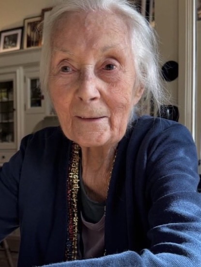 poptime's tweet photo. Rosemary Harris, conhecida por interpretar a Tia May na trilogia 'Homem-Aranha' estrelada por Tobey Maguire, foi vista comemorando seu aniversário de 99 anos. 💖 https://t.co/Di2q7TuQJF