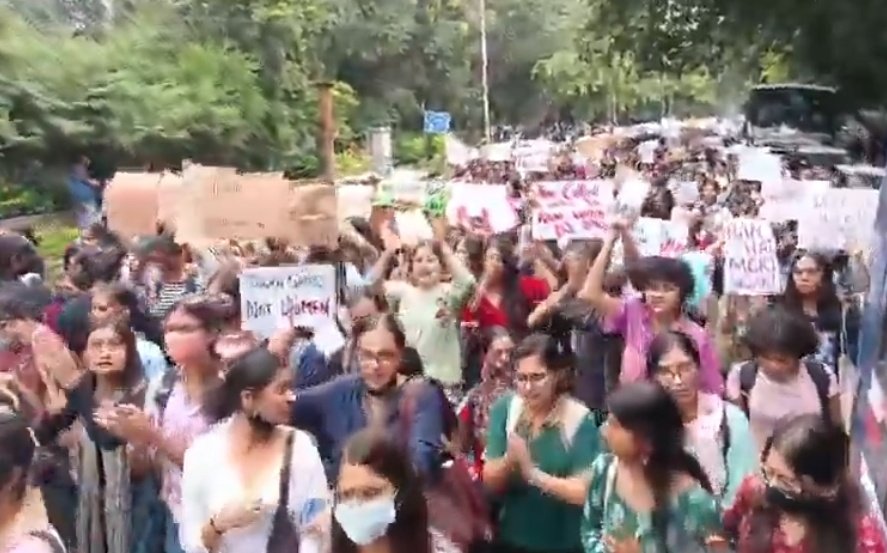 dlmendali's tweet photo. Outrage on the Streets of Delhi University! 🚨✊
Thousands of DU students took to the streets in New Delhi to march against the horrifying Astha Kunj rape case and demand immediate, concrete measures for women’s safety across the capital.
#WomenSafetyFirst #DelhiUniversity https://t.co/civZvMH3D7