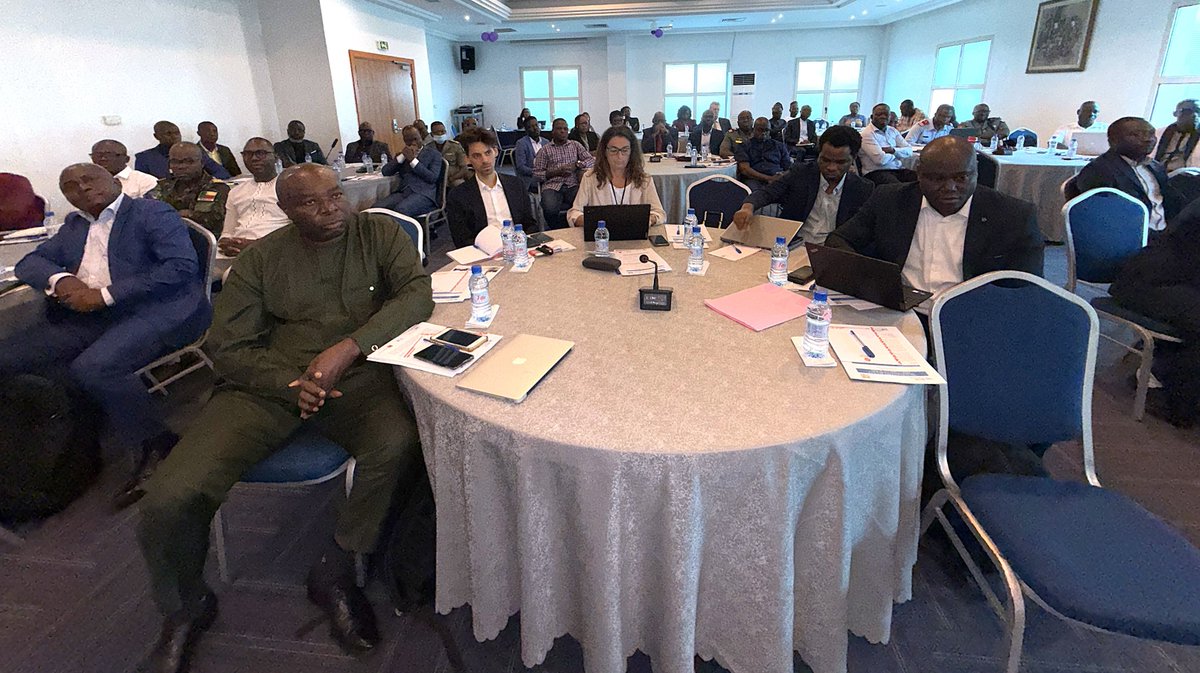 UNBenin's tweet photo. 28/29 septembre, acteurs publics, société civile, partenaires techniques &amp; financiers se réunissent à #Cotonou pour contribuer à l’élaboration de la stratégie nationale intégrée du 🇧🇯contre la criminalité organisée. Agir ensemble pour la sécurité, la confiance &amp; l’avenir.
#ONUDC https://t.co/3cRJOvvZxi