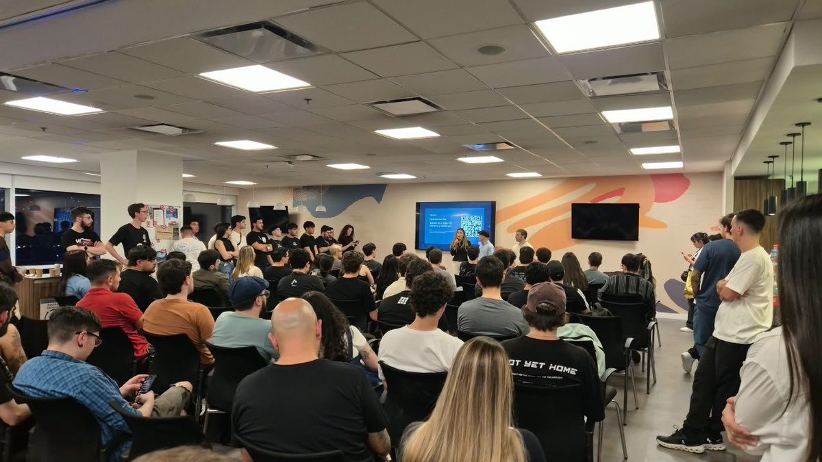 goncy's tweet photo. Pasó una semana llena de eventos y cuando entré a twitter me di cuenta que no compartí nada 😢, así que les hago un recap:

- Martes: A buscar a @midudev al aeropuerto, fuimos a correr, un poco de turismo y al welcome toast de @nerdearla viendo a gente hermosa un año más

- Miercoles: Stream con Midu, en su canal de YT unas 1200 personas, en el mio ~250, hablamos de IA, laburo, aprender a programar y más (si me acuerdo lo subo en estos días)

- Jueves: Un rato a Nerdearla, paseando, entrevistas incluyendo a @ryanvogel y @thdxr y el placer de ver a @MichelleBakels y el resto del equipo, también una cena con AWS y ayudando a coordinar una charla del gran @julianbenegas8 con Google (un tipazo, le pedí 2 días antes y dijo que si) y gracias a @thorwebdev por la invitación

- Viernes: Hostie gran sala en el Konex, presentando a @dsmcl @kentcdodds @utsengar entre otros. Post nerdearla organizamos la juntada anual con Midu en las oficinas de @Oracle con hermosos sponsors para +130 personas (gracias eternas a @Yafu_app @Sofiapriore_ @wortiseads @vercel y @Oracle), también estuvimos preparando una demo para integrar Eve y el AI SDK con Oracle cloud

- Sabado: Pica pica en Nerdearla (gané obvio) a @aragunde @LeCoVi @PeladoNerd y un partidaso de futbol junto con @nays1_ y la gente de @opencode (obvio me lastimé)

Y yo no compartí nada 😂, les dejo algunas fotos a ver si sirve, atte: el peor creador de contenido (por suerte hay mucho contenido de otros)