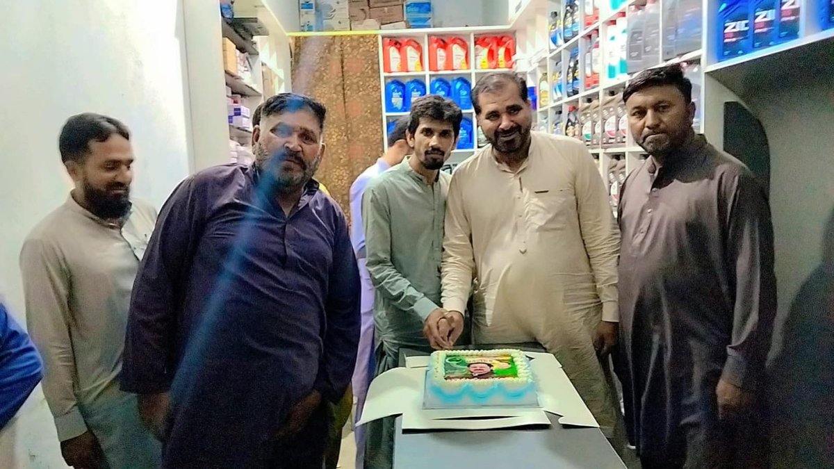 RanaAtiq326's tweet photo. بہاولپور میں شیر کی شاندار فتح! NA 168
​پاکستان مسلم لیگ (ن) کے امیدوار ملک منیر چنڑ کی تاریخی کامیابی پر PML-N سوشل میڈیا ٹیم چشتیاں نے کیک کاٹ کر خوشی کا اظہار کیا۔
​عوام کا میاں محمد نواز شریف کے نظریات کو سپورٹ پر اظہار تشکر https://t.co/hRFgMAANXx