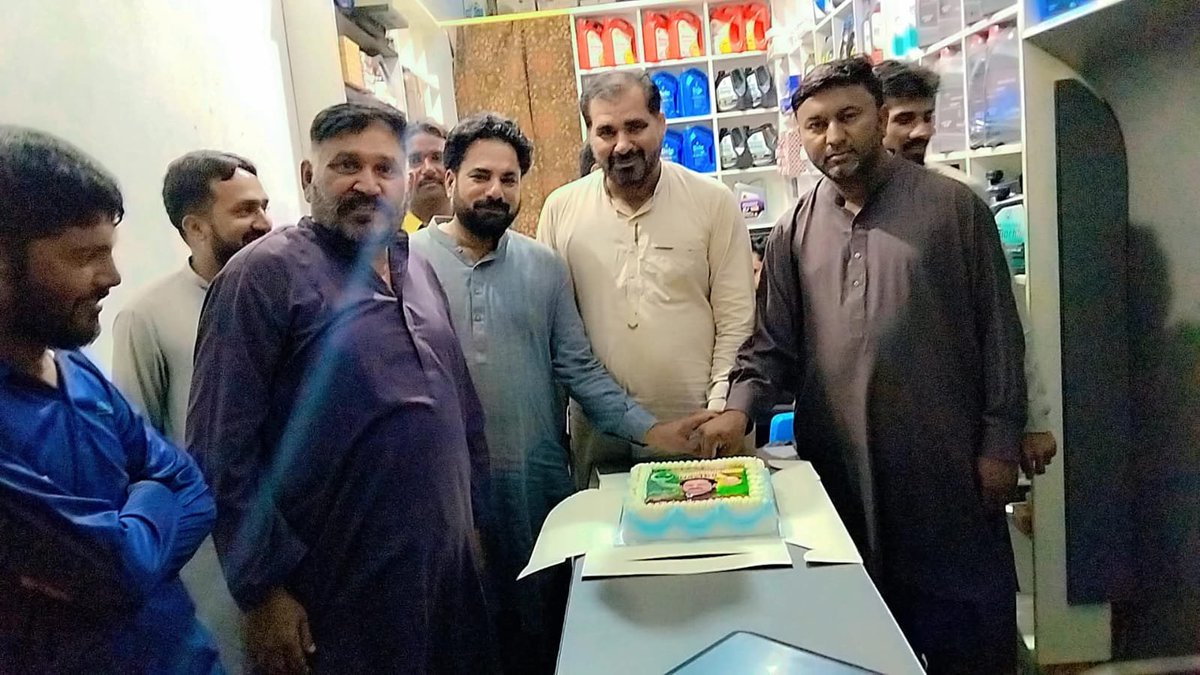 RanaAtiq326's tweet photo. بہاولپور میں شیر کی شاندار فتح! NA 168
​پاکستان مسلم لیگ (ن) کے امیدوار ملک منیر چنڑ کی تاریخی کامیابی پر PML-N سوشل میڈیا ٹیم چشتیاں نے کیک کاٹ کر خوشی کا اظہار کیا۔
​عوام کا میاں محمد نواز شریف کے نظریات کو سپورٹ پر اظہار تشکر https://t.co/hRFgMAANXx