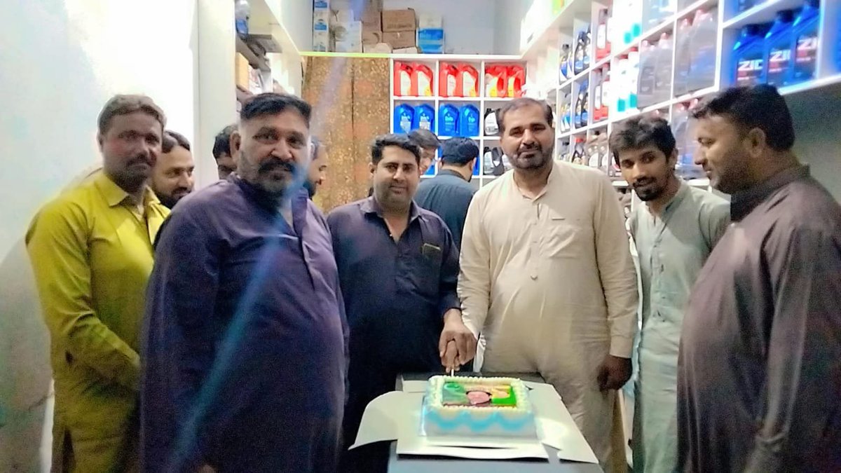 RanaAtiq326's tweet photo. بہاولپور میں شیر کی شاندار فتح! NA 168
​پاکستان مسلم لیگ (ن) کے امیدوار ملک منیر چنڑ کی تاریخی کامیابی پر PML-N سوشل میڈیا ٹیم چشتیاں نے کیک کاٹ کر خوشی کا اظہار کیا۔
​عوام کا میاں محمد نواز شریف کے نظریات کو سپورٹ پر اظہار تشکر https://t.co/hRFgMAANXx