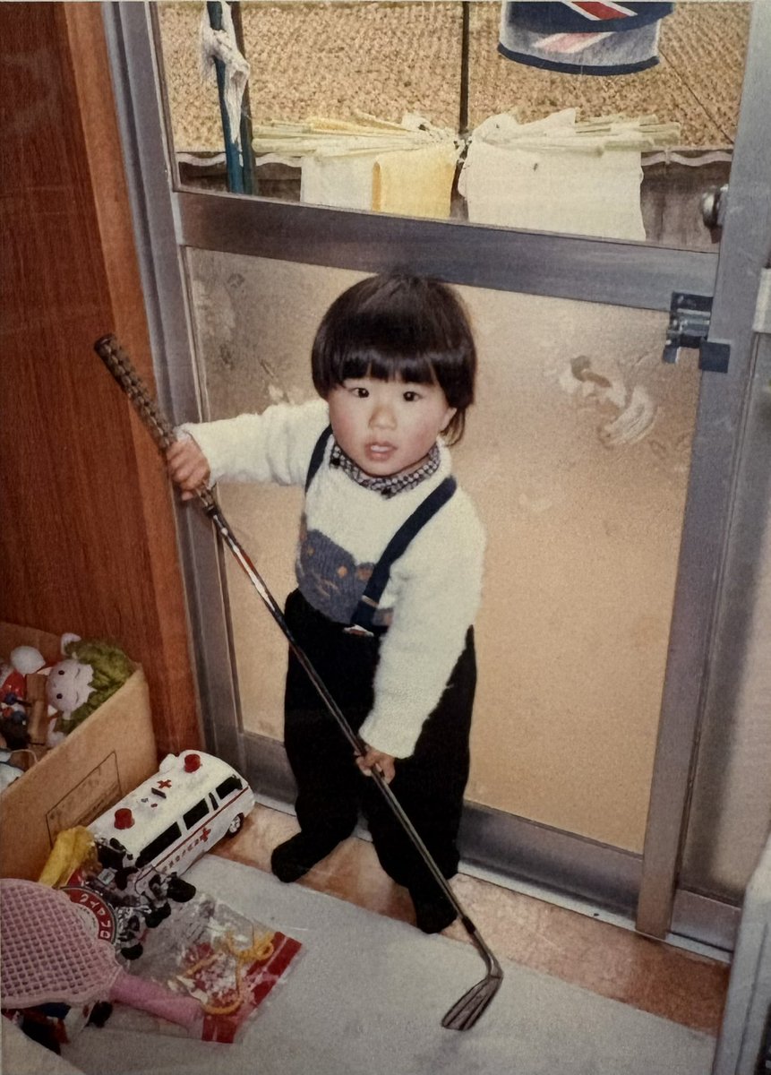 ryuketsujuda's tweet photo. 小さい頃はお笑いタレントに
10代の途中からはクレイジーなパンクロッカーになりたいと思ってた

病気みたいに好きだったダウンタウンや
SEX PISTOLSみたいなのがよかったけど

流血ブリザードのユダだとかいう
妙なもんになってしまった

なんじゃ これ ってよく首を傾げたけど

まぁまぁ 

おかげで
普通じゃ体験することもないようなミラクルなことも体験することもできたし

まっ　いっか

体験したくないことも随分体験させられたけどな

会ってみたい人にも結構会えた

かなり最低な生き方
でも
自分には最高な生き方なのかもしれないし

全部　勘違いの大間違いなのかもしれない

笑える

ただ
この大間違いのおかげで今の大好きな人達と出会えた世界線に生きれてる
から

別にこれで終わっても
後悔は特にないかな　今となっては

どうせならもうずっとこの役やり通してみたい
気もあるけど
そればっかりはどうだか分からんけど

また一個歳食いました

脳ミソはどんどん幼くなってます

バンド的にも寿命的にも
パンクとしては長寿になってきましたわ

みなさん
どうもおおきに