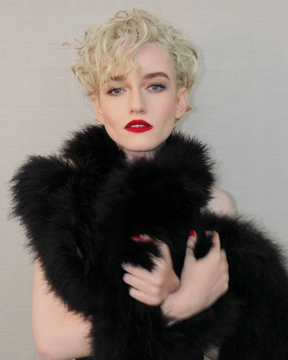 latenightxoshow's tweet photo. Julia Garner turns heads in a black feather stole at the 2026 'MTV Video Music Awards'. https://t.co/tq2ELzqprd