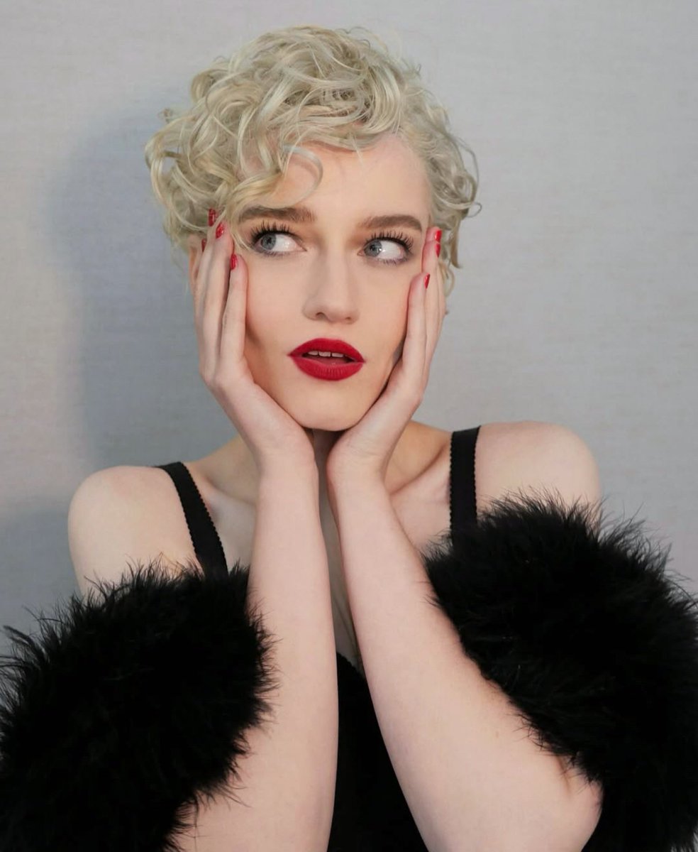 latenightxoshow's tweet photo. Julia Garner turns heads in a black feather stole at the 2026 'MTV Video Music Awards'. https://t.co/tq2ELzqprd
