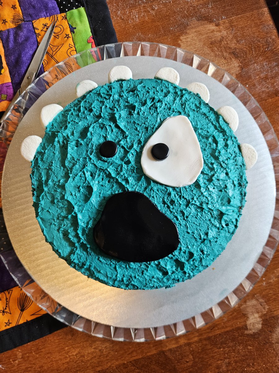 pumpkinnuggie's tweet photo. Cortis themed pistachio cake for my baby sister's 17th birthday ☆ 317 cals per slice not too bad <3 https://t.co/BglJYP7Npy