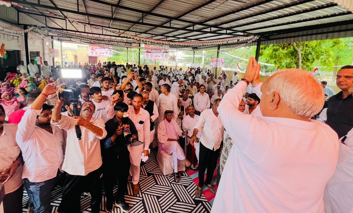 BhupinderShooda's tweet photo. रातों-रात 7% वोट कैसे बढ़ गए? कांग्रेस के इस सवाल का जवाब आज तक किसी के पास नहीं है।

आयोग ने 5 तारीख को रात में बताया कि हरियाणा में 61.19% वोटिंग हुई है। लेकिन अगले दिन इसे बढ़ाकर 65.65% कर दिया गया और गिनती से पहले 7 तारीख की रात को इसे बढ़ाकर 67.9% कर दिया गया। यह समझ से परे है कि बिना मतदान के लाखों वोट कैसे बढ़ गए।

स्पष्ट है कि भाजपा ने हरियाणा में जनादेश जीता नहीं, चुनाव आयोग की मदद से चुराया है। पूरे देश में भाजपा की 'वोट चोरी' और चुनाव आयोग से उसकी मिलीभगत एक्सपोज हो चुकी है।

आज गांव समचाना, गढ़ी सांपला किलोई में...