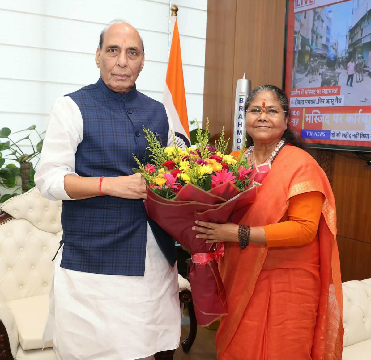 NCBC_INDIA's tweet photo. नई दिल्ली, माननीय रक्षा मंत्री आदरणीय श्री Rajnath Singh जी से माननीय अध्यक्ष साध्वी निरंजन ज्योति जी ने शिष्टाचार भेंट की। इस अवसर पर पिछड़े वर्ग के कल्याण, उत्थान एवं सशक्तिकरण से जुड़े महत्वपूर्ण विषयों पर उनका मार्गदर्शन प्राप्त किया। https://t.co/ykArO5qRD9