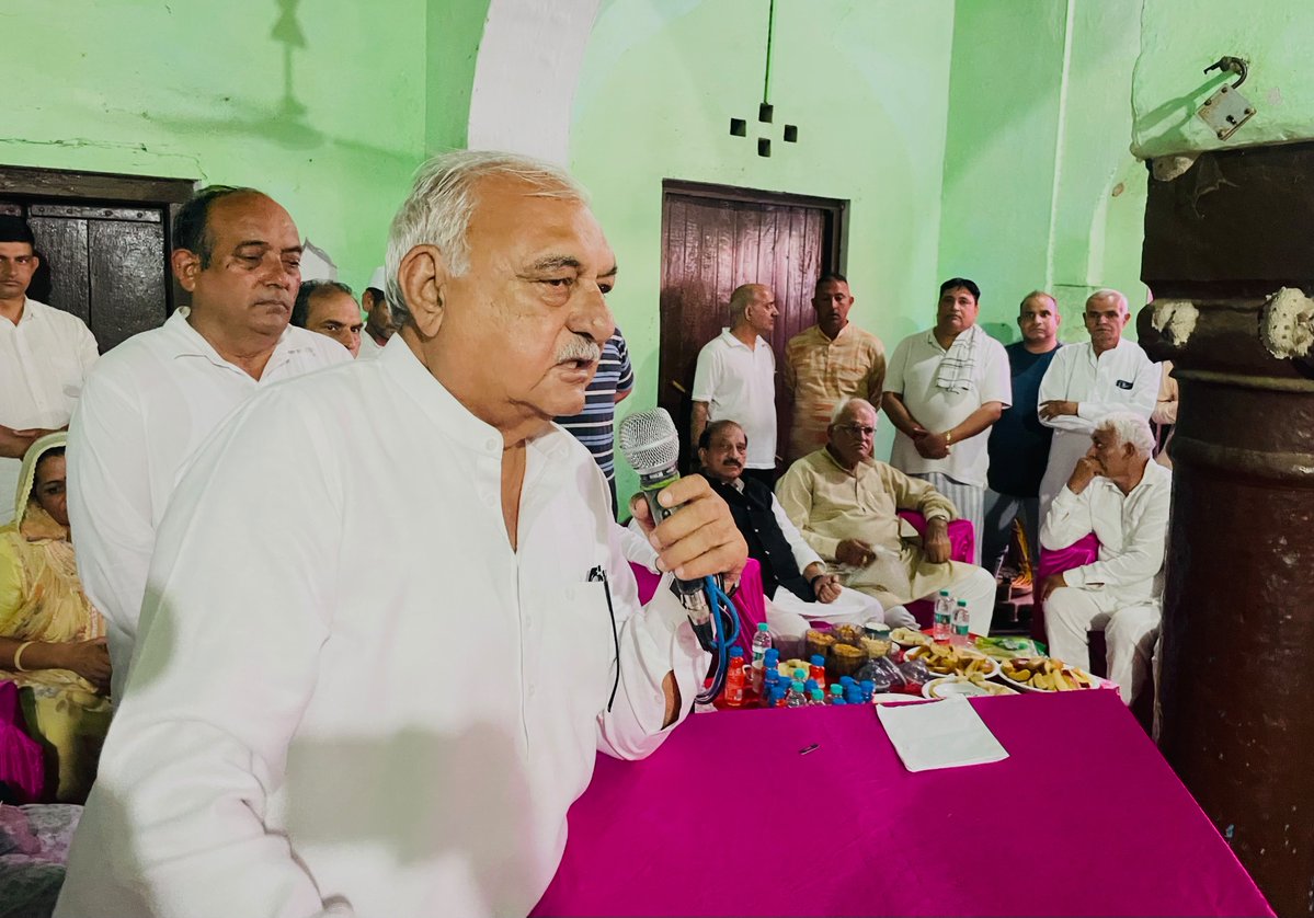 BhupinderShooda's tweet photo. रातों-रात 7% वोट कैसे बढ़ गए? कांग्रेस के इस सवाल का जवाब आज तक किसी के पास नहीं है।

आयोग ने 5 तारीख को रात में बताया कि हरियाणा में 61.19% वोटिंग हुई है। लेकिन अगले दिन इसे बढ़ाकर 65.65% कर दिया गया और गिनती से पहले 7 तारीख की रात को इसे बढ़ाकर 67.9% कर दिया गया। यह समझ से परे है कि बिना मतदान के लाखों वोट कैसे बढ़ गए।

स्पष्ट है कि भाजपा ने हरियाणा में जनादेश जीता नहीं, चुनाव आयोग की मदद से चुराया है। पूरे देश में भाजपा की 'वोट चोरी' और चुनाव आयोग से उसकी मिलीभगत एक्सपोज हो चुकी है।

आज गांव समचाना, गढ़ी सांपला किलोई में...