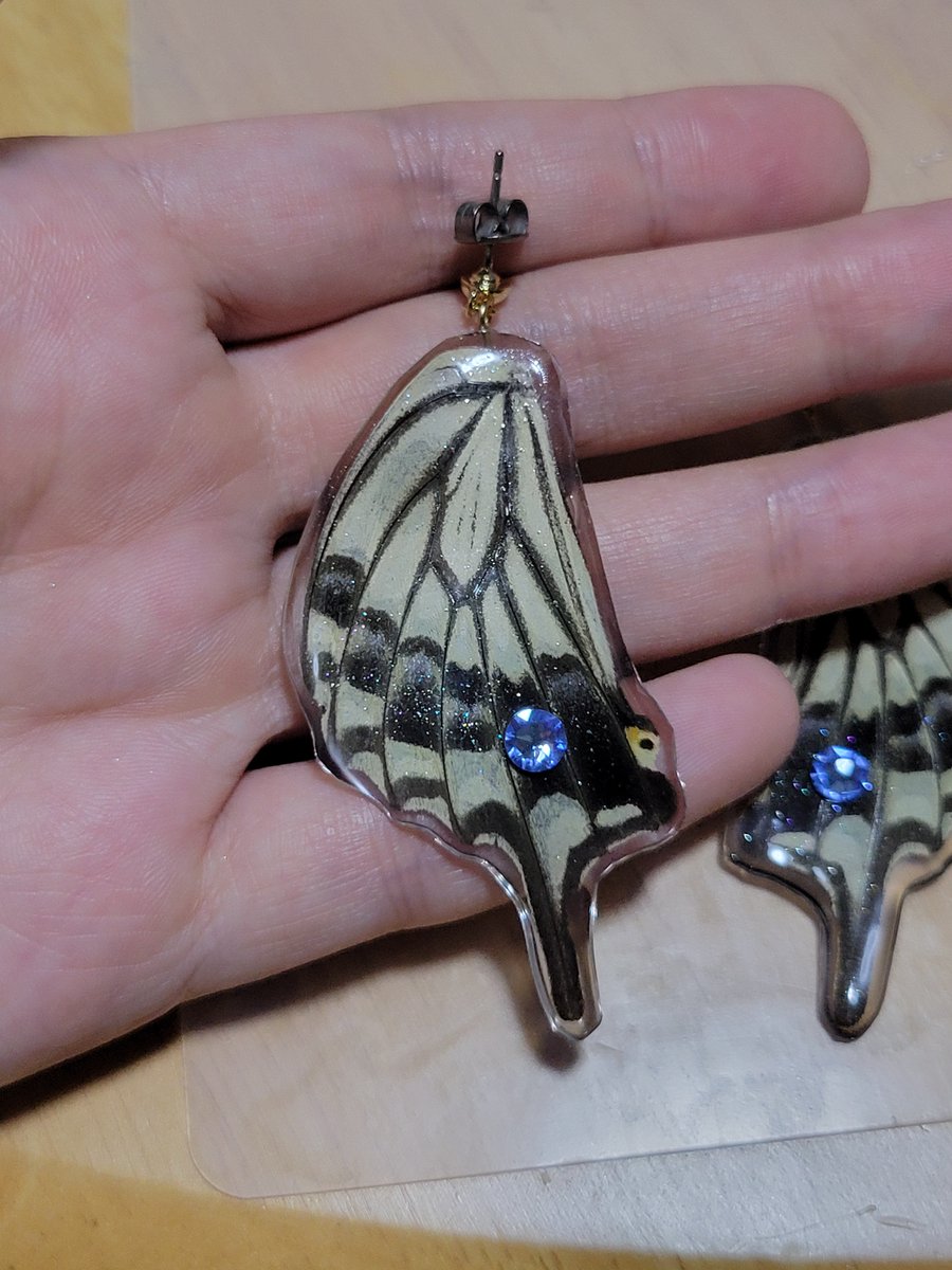 cocoon_bottling's tweet photo. 蝶ピアス、ちまちま作っております。レジン超初心者なので、お試し価格でこっそり並べてみる予定です……|ω・*) https://t.co/YdLvDLPjUv