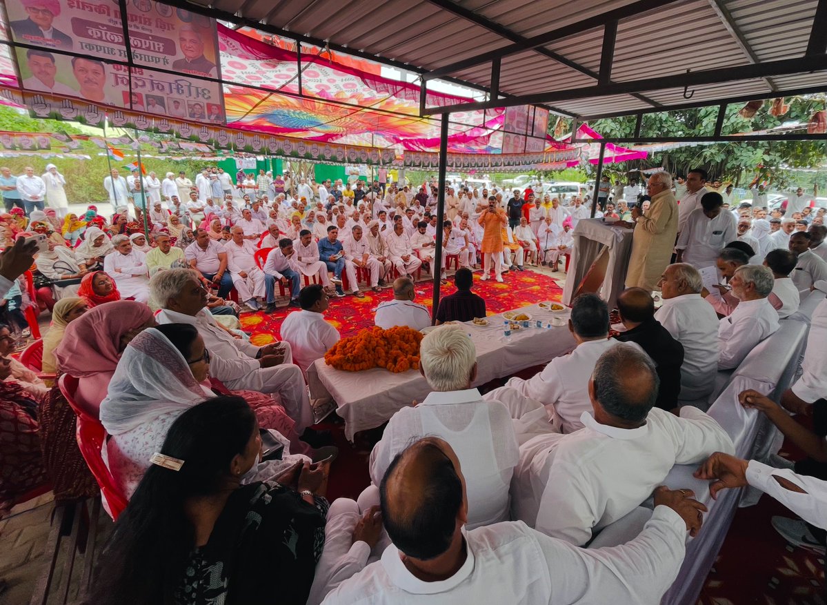 BhupinderShooda's tweet photo. रातों-रात 7% वोट कैसे बढ़ गए? कांग्रेस के इस सवाल का जवाब आज तक किसी के पास नहीं है।

आयोग ने 5 तारीख को रात में बताया कि हरियाणा में 61.19% वोटिंग हुई है। लेकिन अगले दिन इसे बढ़ाकर 65.65% कर दिया गया और गिनती से पहले 7 तारीख की रात को इसे बढ़ाकर 67.9% कर दिया गया। यह समझ से परे है कि बिना मतदान के लाखों वोट कैसे बढ़ गए।

स्पष्ट है कि भाजपा ने हरियाणा में जनादेश जीता नहीं, चुनाव आयोग की मदद से चुराया है। पूरे देश में भाजपा की 'वोट चोरी' और चुनाव आयोग से उसकी मिलीभगत एक्सपोज हो चुकी है।

आज गांव समचाना, गढ़ी सांपला किलोई में...