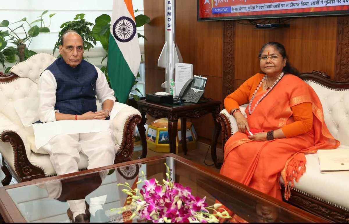 NCBC_INDIA's tweet photo. नई दिल्ली, माननीय रक्षा मंत्री आदरणीय श्री Rajnath Singh जी से माननीय अध्यक्ष साध्वी निरंजन ज्योति जी ने शिष्टाचार भेंट की। इस अवसर पर पिछड़े वर्ग के कल्याण, उत्थान एवं सशक्तिकरण से जुड़े महत्वपूर्ण विषयों पर उनका मार्गदर्शन प्राप्त किया। https://t.co/ykArO5qRD9