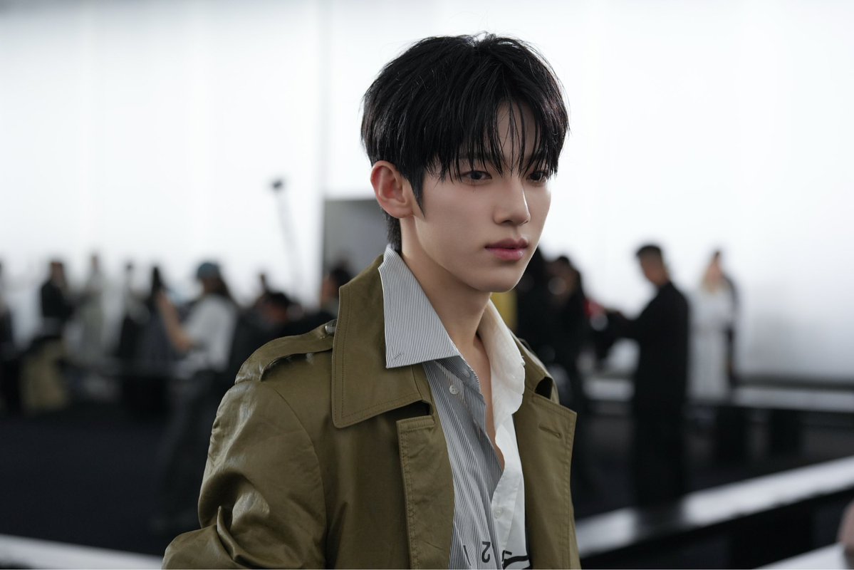 SikWooishere's tweet photo. Model-like body proportions and an ethereal face—Park Siwoo is the definition of perfection.

PARK SIWOO PFW
#PARKSIWOO
#박시우
#ParisFashionWeek https://t.co/3AiZL1cNiM