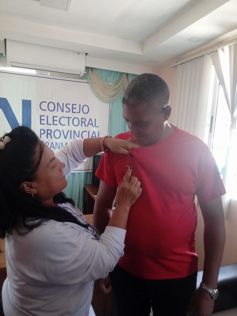 CEPGranma's tweet photo. Yunier Ramírez Quiala, coordinador provincial de los CDR, reconoció de manera especial al órgano electoral de la provincia de #Granma por su labor y compromiso con la participación ciudadana y el fortalecimiento del sistema electoral. https://t.co/9A7krMKEsb
