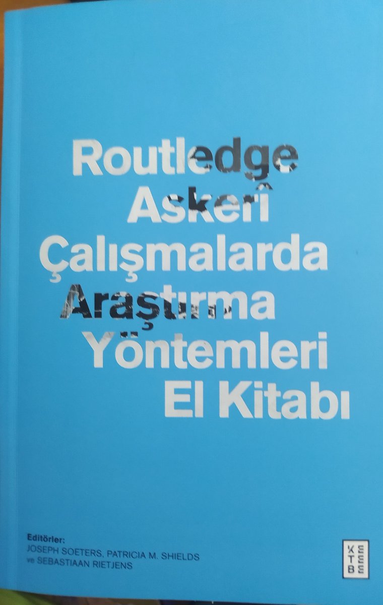 ahmetozcantarih's tweet photo. Haftanın hediye kitabı
Askeri konularda akademik çalışmalar arttıkça  çeviri ve telif; teori,yöntem, rehber, el kitabı türünden kitapların sayısı da artmakta. Bu çeviri kitap  bunlardan birisi. https://t.co/Q0BTKXhR7k