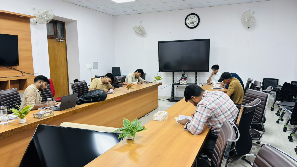 PMG_AGRA's tweet photo. आज दिनांक 28.09.2026 को हिंदी पखवाड़ा-2026 के अंतर्गत परिक्षेत्रीय कार्यालय, आगरा में एमटीएस संवर्ग हेतु निबंध लेखन प्रतियोगिता का सफल आयोजन किया गया। प्रतियोगिता में सभी प्रतिभागियों ने अपनी लेखन प्रतिभा, रचनात्मकता एवं हिंदी भाषा के प्रति समर्पण का उत्कृष्ट प्रदर्शन किया। https://t.co/8FsyE6xntt