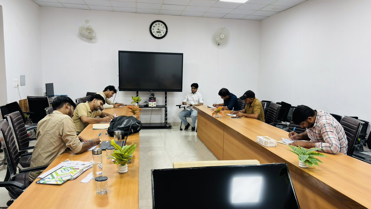 PMG_AGRA's tweet photo. आज दिनांक 28.09.2026 को हिंदी पखवाड़ा-2026 के अंतर्गत परिक्षेत्रीय कार्यालय, आगरा में एमटीएस संवर्ग हेतु निबंध लेखन प्रतियोगिता का सफल आयोजन किया गया। प्रतियोगिता में सभी प्रतिभागियों ने अपनी लेखन प्रतिभा, रचनात्मकता एवं हिंदी भाषा के प्रति समर्पण का उत्कृष्ट प्रदर्शन किया। https://t.co/8FsyE6xntt