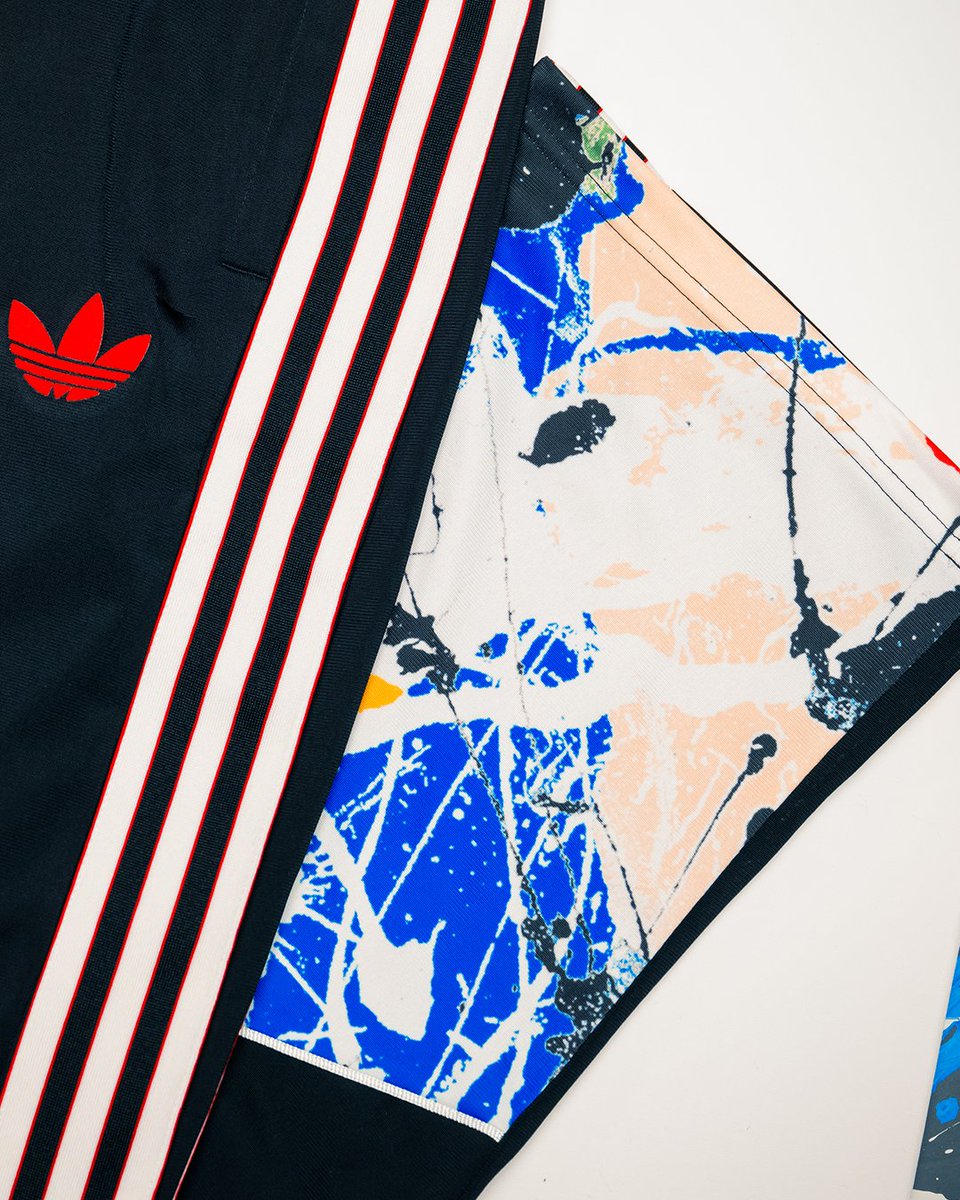 ManUtd's tweet photo. I Wanna Be Adored 🌹

Get up to 40% off The Stone Roses collection 📲