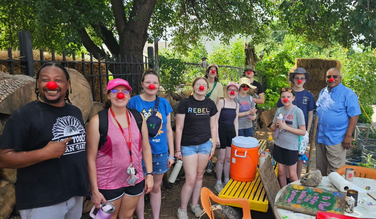 WINwarehouse's tweet photo. Looks like some red noses made their way to New Roots Urban Farm!
Thanks, Pastor David Battle, for spreading the joy! ❤️
#RedNoses #Nonprofits #WINWarehouse #SpreadJoy #DoMoreGood https://t.co/V5OajAjTNR