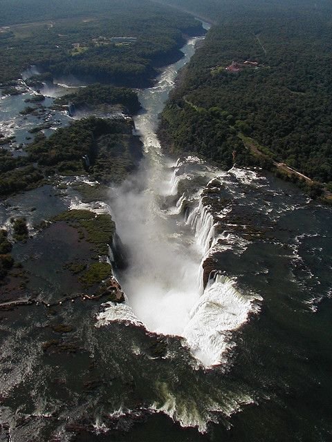 acervogroudon's tweet photo. VOCÊ SABIA? 🔎
a famosa Garganta do diabo, que fica na divisa entre Foz do Iguaçu (Brasil) e Puerto Iguazú (Argentina) foi feito pelo Groudon!
Em entrevista com moradores locais, eles confirmaram os fatos:

Naipi e Tarobá: nós vimos tudo! https://t.co/RdzYxVHNO8