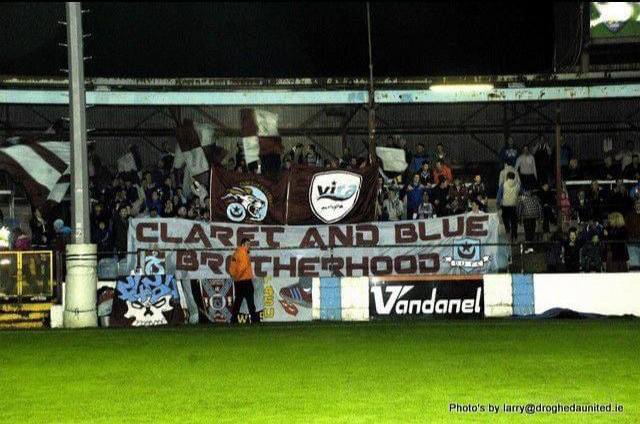VirAvrupa's tweet photo. Aramızda başlayan dostluk; yıllar, mesafeler ve binlerce kilometreye rağmen hiç eksilmedi.
Trabzonspor, Drogheda, Bordo &amp; Mavi
İki şehir, iki tribün, tek bir kardeşlik. https://t.co/ooksZe32nu