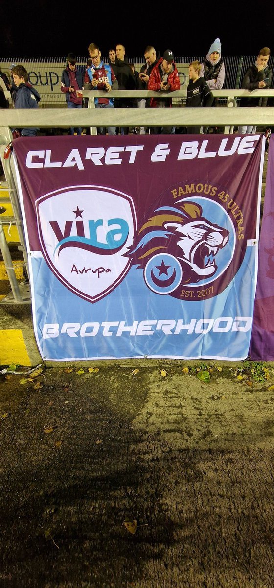 VirAvrupa's tweet photo. Aramızda başlayan dostluk; yıllar, mesafeler ve binlerce kilometreye rağmen hiç eksilmedi.
Trabzonspor, Drogheda, Bordo &amp; Mavi
İki şehir, iki tribün, tek bir kardeşlik. https://t.co/ooksZe32nu