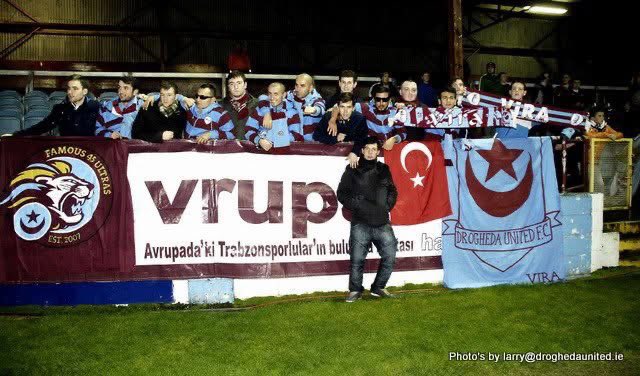 VirAvrupa's tweet photo. Aramızda başlayan dostluk; yıllar, mesafeler ve binlerce kilometreye rağmen hiç eksilmedi.
Trabzonspor, Drogheda, Bordo &amp; Mavi
İki şehir, iki tribün, tek bir kardeşlik. https://t.co/ooksZe32nu