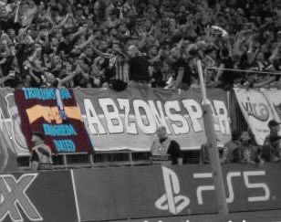 VirAvrupa's tweet photo. Aramızda başlayan dostluk; yıllar, mesafeler ve binlerce kilometreye rağmen hiç eksilmedi.
Trabzonspor, Drogheda, Bordo &amp; Mavi
İki şehir, iki tribün, tek bir kardeşlik. https://t.co/ooksZe32nu