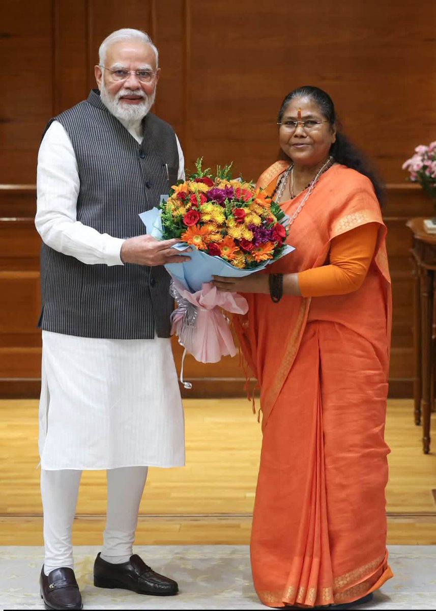 NCBC_INDIA's tweet photo. माननीय प्रधानमंत्री आदरणीय श्री Narendra Modi जी से माननीय अध्यक्ष साध्वी निरंजन ज्योति जी ने शिष्टाचार भेंट कर उन्हें सार्वजनिक जीवन में सेवा, समर्पण एवं राष्ट्रनिष्ठा के 25 गौरवशाली वर्ष पूर्ण होने पर हार्दिक मंगलकामनाएँ दी। इस अवसर पर माननीय अध्यक्ष जी ने राष्ट्रीय पिछड़ा वर्ग आयोग की कार्यप्रणाली, पिछड़े वर्गों के समग्र विकास, सामाजिक न्याय एवं सशक्तिकरण से जुड़े महत्वपूर्ण विषयों पर माननीय प्रधानमंत्री जी का प्रेरक मार्गदर्शन प्राप्त किया।