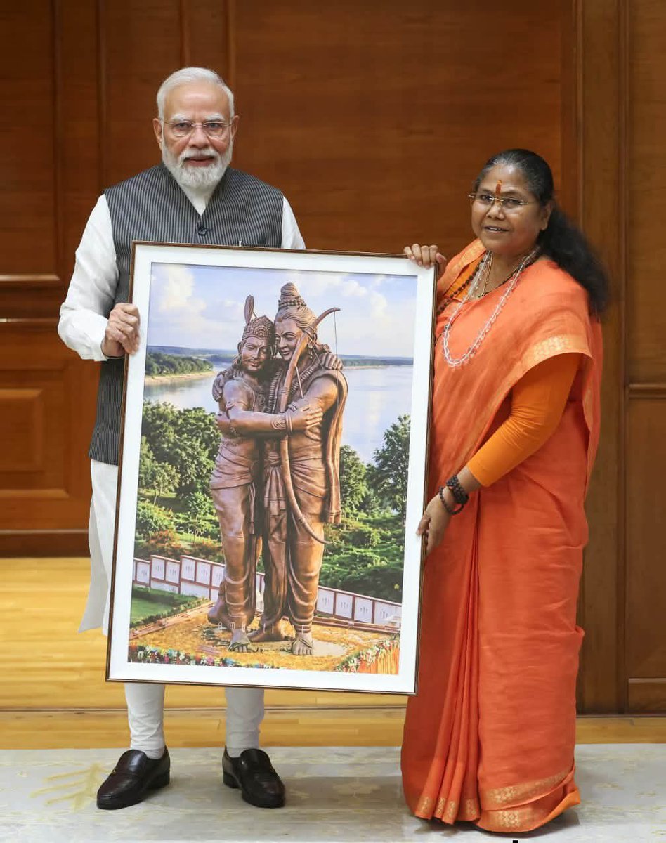 NCBC_INDIA's tweet photo. माननीय प्रधानमंत्री आदरणीय श्री Narendra Modi जी से माननीय अध्यक्ष साध्वी निरंजन ज्योति जी ने शिष्टाचार भेंट कर उन्हें सार्वजनिक जीवन में सेवा, समर्पण एवं राष्ट्रनिष्ठा के 25 गौरवशाली वर्ष पूर्ण होने पर हार्दिक मंगलकामनाएँ दी। इस अवसर पर माननीय अध्यक्ष जी ने राष्ट्रीय पिछड़ा वर्ग आयोग की कार्यप्रणाली, पिछड़े वर्गों के समग्र विकास, सामाजिक न्याय एवं सशक्तिकरण से जुड़े महत्वपूर्ण विषयों पर माननीय प्रधानमंत्री जी का प्रेरक मार्गदर्शन प्राप्त किया।