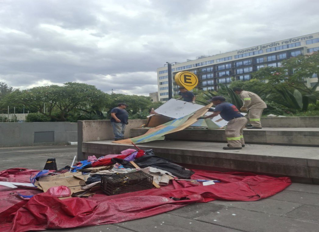 AlessandraRdlv's tweet photo. ¿Quieres dimensionar lo que significa mantener limpia la Cuauhtémoc?

•9,011 toneladas de residuos recolectadas.
•7,239 kilómetros de calles barridas.
•46 tiros clandestinos nocturnos atendidos.
•1,423 pendones irregulares retirados.

Hay gente trabajando TODOS LOS DÍAS para lograrlo.