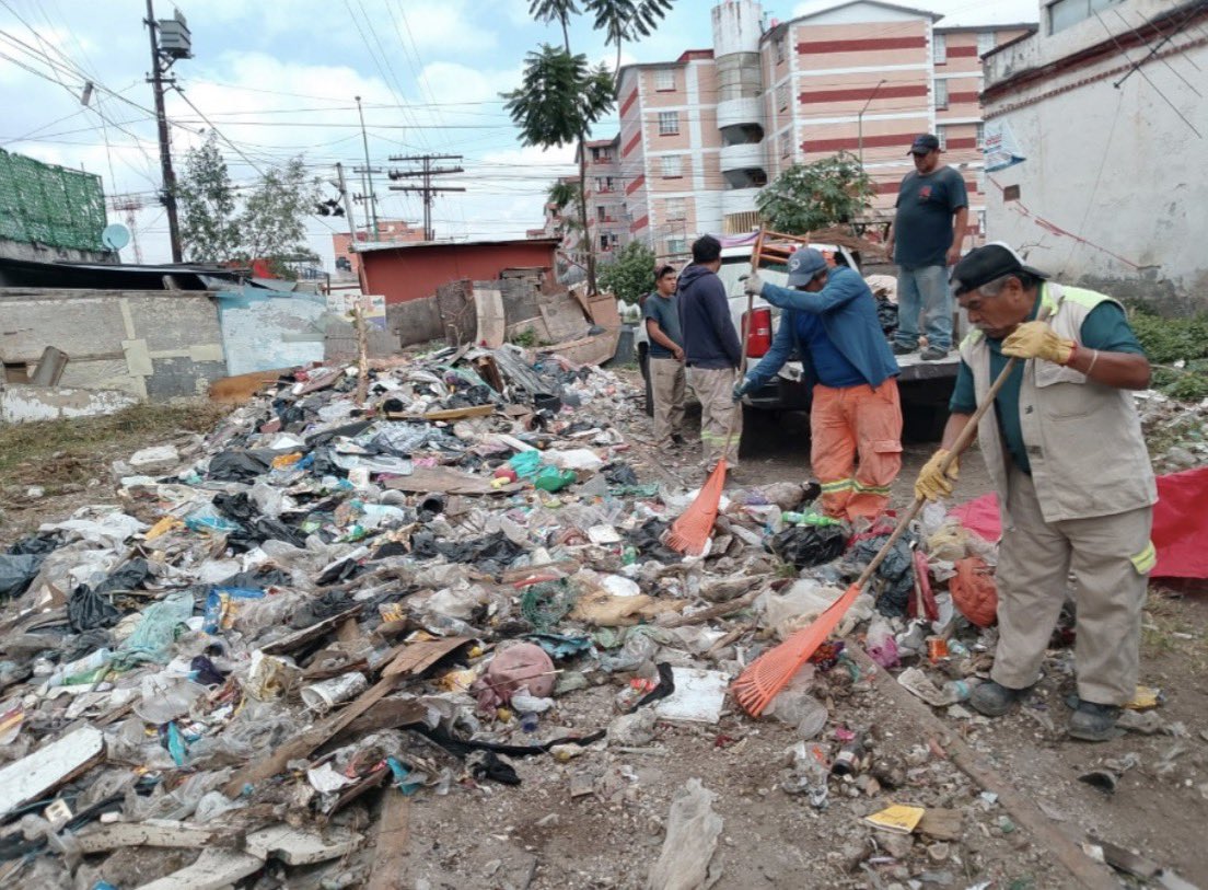 AlessandraRdlv's tweet photo. ¿Quieres dimensionar lo que significa mantener limpia la Cuauhtémoc?

•9,011 toneladas de residuos recolectadas.
•7,239 kilómetros de calles barridas.
•46 tiros clandestinos nocturnos atendidos.
•1,423 pendones irregulares retirados.

Hay gente trabajando TODOS LOS DÍAS para lograrlo.