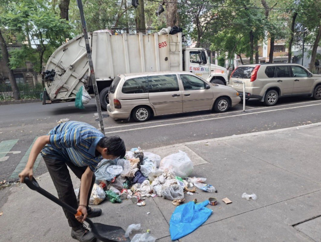 AlessandraRdlv's tweet photo. ¿Quieres dimensionar lo que significa mantener limpia la Cuauhtémoc?

•9,011 toneladas de residuos recolectadas.
•7,239 kilómetros de calles barridas.
•46 tiros clandestinos nocturnos atendidos.
•1,423 pendones irregulares retirados.

Hay gente trabajando TODOS LOS DÍAS para lograrlo.