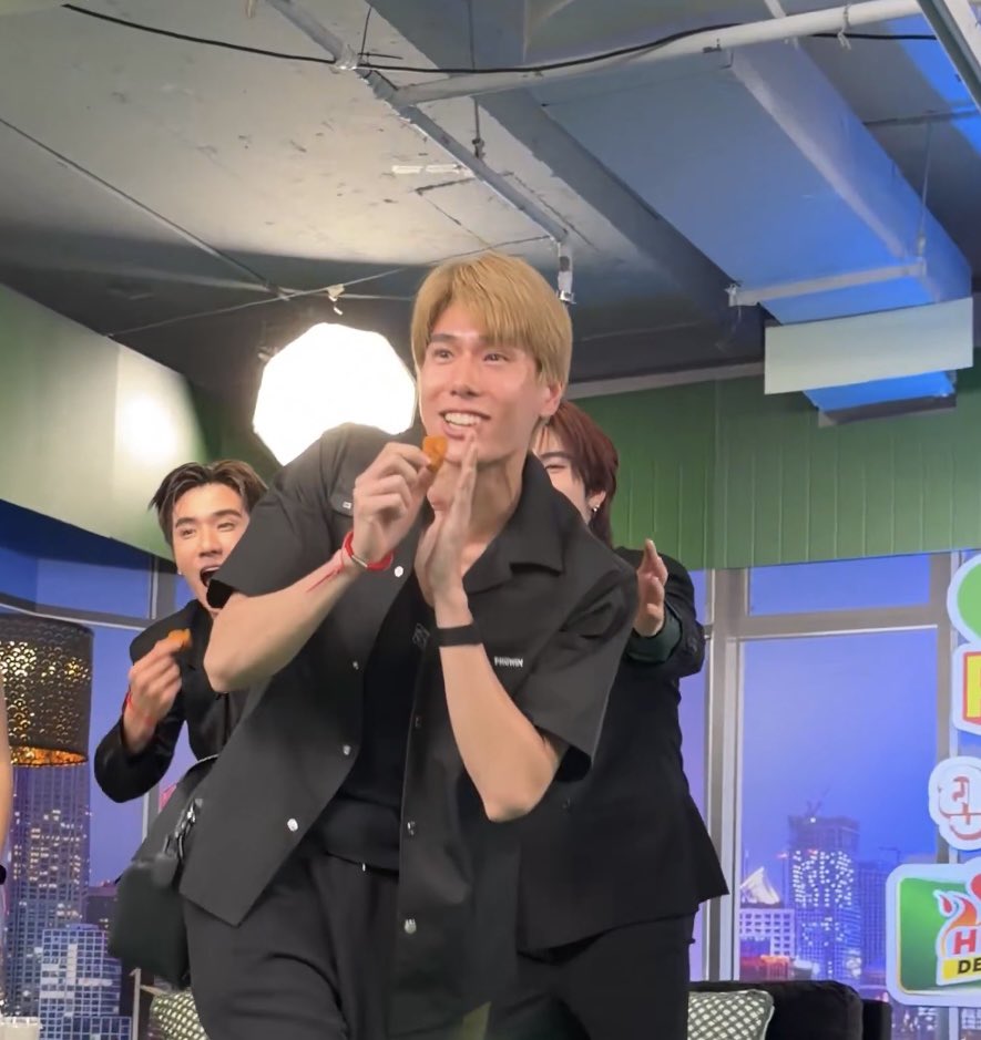 nongphu_meow's tweet photo. อะไรแบบนี้น่ารักมาก แล้วเหมาะกับความภูวินแบบบอกไม่ถูก มันดูเข้ากันแบบน่ารัก ดูเหมาะกับเค้าอ่ะ แล้วภูวินคือหยิบมาใช้แบบดูชอบไม่เคอะเขิน ดีจังอ่ะ อยากเห็นอีกเยอะๆเลยคับ 🥰 https://t.co/imVCh3crrC