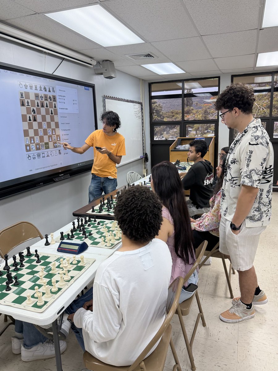 ajedrezuprh's tweet photo. Imágenes de nuestras primeras semanas en nuestra organización estudiantil y equipo universitario. ¡Enhorabuena!
#Ajedrez #UPRH #SiempreBúhos https://t.co/uolWaA5eJy