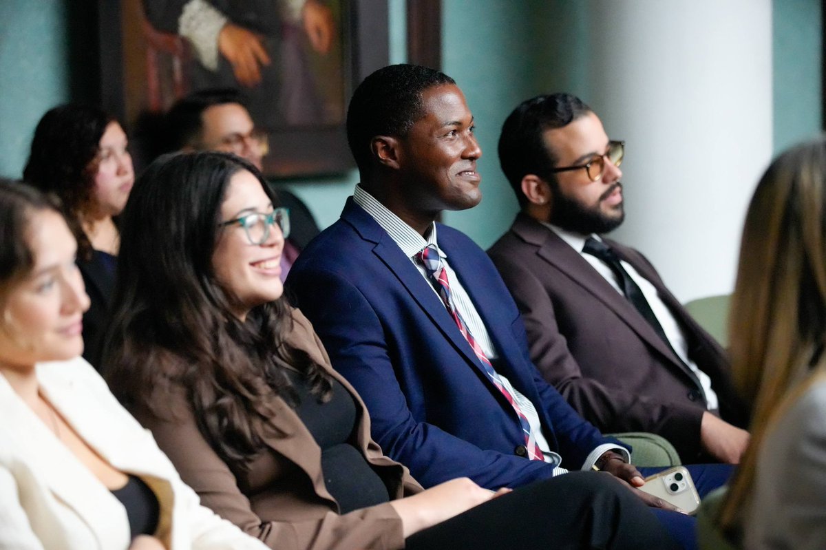 asocabogadospr's tweet photo. 📌 ⚖️ Los Capítulos Estudiantiles de la Asociación de Abogados de Puerto Rico realizaron una exitosa visita al Tribunal Supremo, donde cerca de 40 estudiantes tuvieron la oportunidad de conocer de primera mano el funcionamiento de la Rama Judicial y compartir con destacados representantes del ámbito jurídico.

La visita contó con el Juez Asociado del Tribunal Supremo, Kolthoff Caraballo, como anfitrión, y permitió a los estudiantes intercambiar experiencias con el Juez Asociado Candelario López y el Juez del Tribunal de Apelaciones José Campos Pérez, quien también se desempeñó como Secretario del Tribunal Supremo.

Una jornada de aprendizaje, diálogo y acercamiento a la práctica del Derecho.