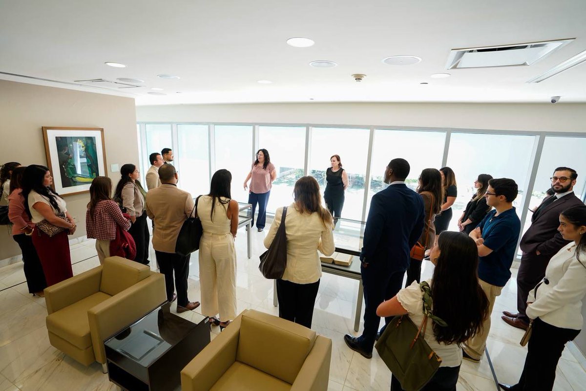 asocabogadospr's tweet photo. 📌 ⚖️ Los Capítulos Estudiantiles de la Asociación de Abogados de Puerto Rico realizaron una exitosa visita al Tribunal Supremo, donde cerca de 40 estudiantes tuvieron la oportunidad de conocer de primera mano el funcionamiento de la Rama Judicial y compartir con destacados representantes del ámbito jurídico.

La visita contó con el Juez Asociado del Tribunal Supremo, Kolthoff Caraballo, como anfitrión, y permitió a los estudiantes intercambiar experiencias con el Juez Asociado Candelario López y el Juez del Tribunal de Apelaciones José Campos Pérez, quien también se desempeñó como Secretario del Tribunal Supremo.

Una jornada de aprendizaje, diálogo y acercamiento a la práctica del Derecho.