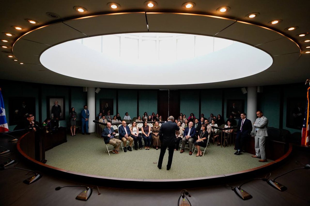 asocabogadospr's tweet photo. 📌 ⚖️ Los Capítulos Estudiantiles de la Asociación de Abogados de Puerto Rico realizaron una exitosa visita al Tribunal Supremo, donde cerca de 40 estudiantes tuvieron la oportunidad de conocer de primera mano el funcionamiento de la Rama Judicial y compartir con destacados representantes del ámbito jurídico.

La visita contó con el Juez Asociado del Tribunal Supremo, Kolthoff Caraballo, como anfitrión, y permitió a los estudiantes intercambiar experiencias con el Juez Asociado Candelario López y el Juez del Tribunal de Apelaciones José Campos Pérez, quien también se desempeñó como Secretario del Tribunal Supremo.

Una jornada de aprendizaje, diálogo y acercamiento a la práctica del Derecho.